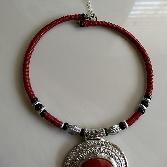 Set of Matching Red Earrings & necklace - Picture 4 of 7